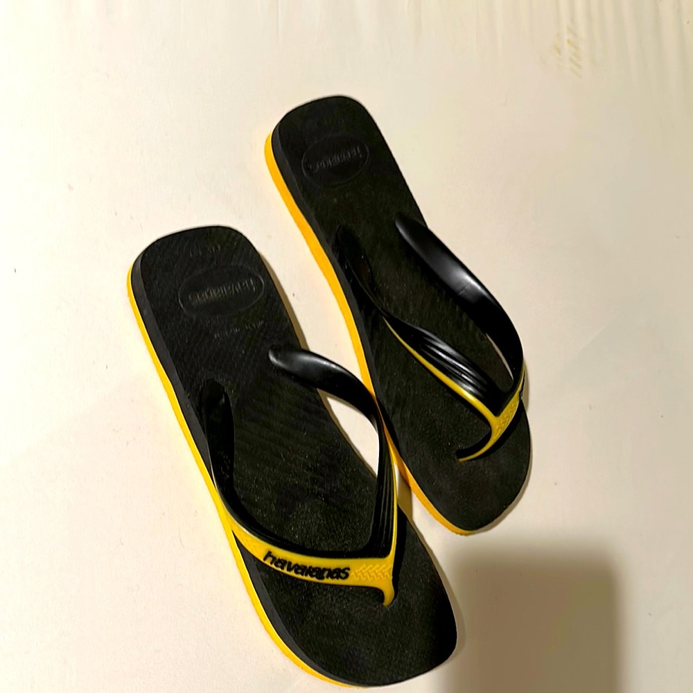 Men’s SZ:13.  Havaianas Black and Yellow Flip Flops.  Rarely worn, like new.